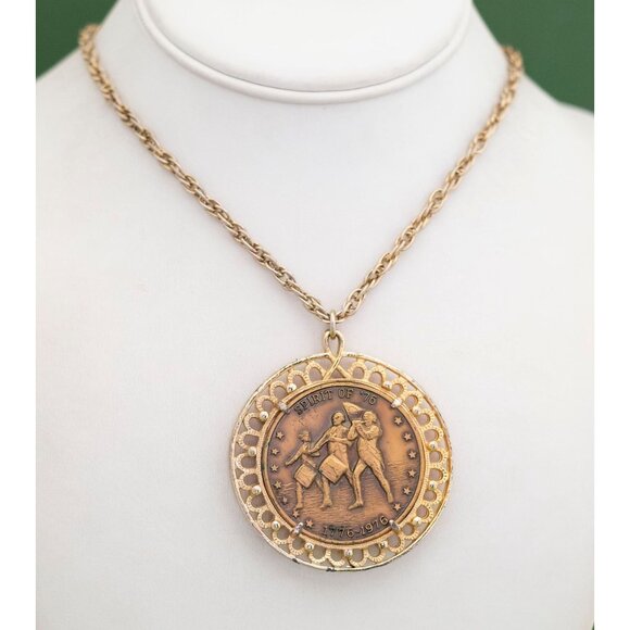 Vintage Spirit of '70 Gold Tone Circular Necklace 24 inch - W13 - Picture 2 of 3